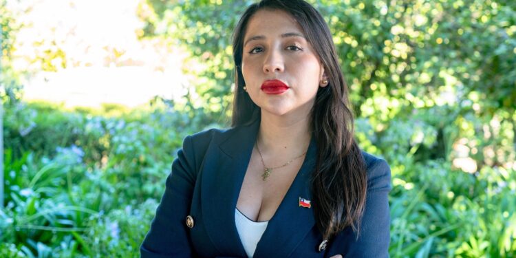 PDI confirmó el robo y la agresión: La diputada Veloso anuncia acción legal contra una red de bots y exige responsabilidad a Canal 13 por las distorsiones sobre su accidente en marzo.