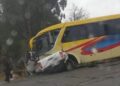 Accidente entre un bus y una camioneta en la Ruta 5 Sur resulta en dos fallecidos y varios heridos.