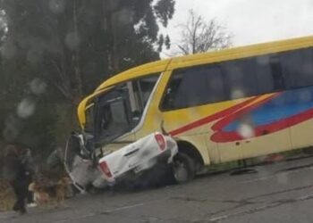 Accidente entre un bus y una camioneta en la Ruta 5 Sur resulta en dos fallecidos y varios heridos.