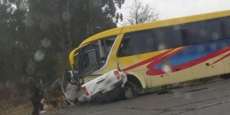 Accidente entre un bus y una camioneta en la Ruta 5 Sur resulta en dos fallecidos y varios heridos.