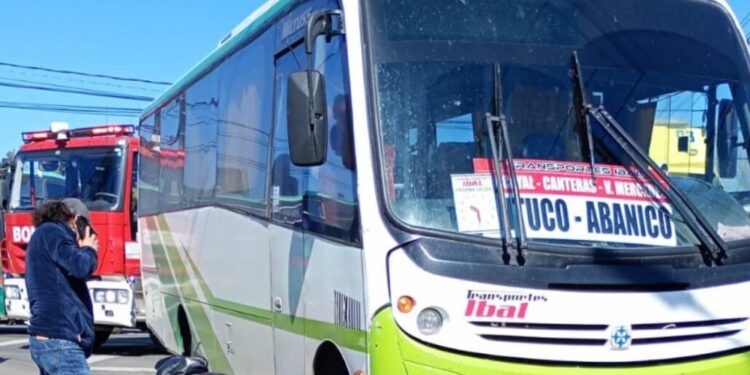 Mujer en estado grave tras ser atropellada por un micro a pocas cuadras del centro de Los Ángeles.