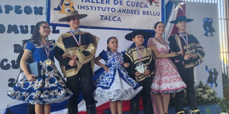 Los estudiantes Juan Machuca y Emilia Moyano serán los representantes de Talca en el regional de cueca.