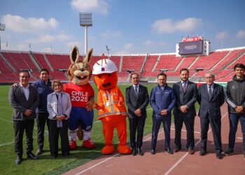 Autoridades revisan las mejoras en el Estadio Nacional.