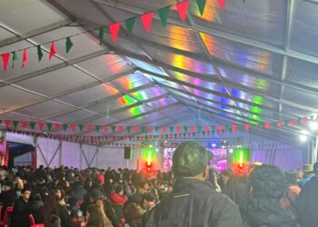 Tercera noche de fondas en Los Ángeles concluye con enfrentamiento entre una mujer y los guardias.