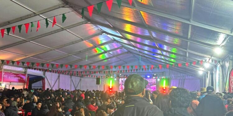 Tercera noche de fondas en Los Ángeles concluye con enfrentamiento entre una mujer y los guardias.