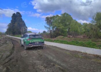 Hallan el cuerpo sin vida de un adulto mayor en una zanja en una zona rural de Los Ángeles.