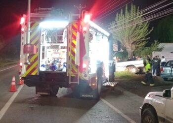 Accidente de vuelco y colisión deja a una persona grave en la avenida principal de Nacimiento.