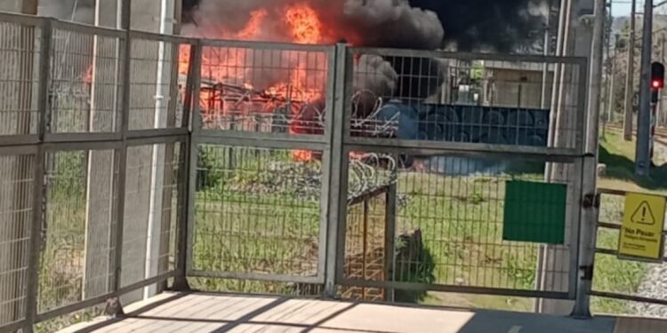 Hombre sufre graves quemaduras debido a incendio de ruco en Villa Alemana.