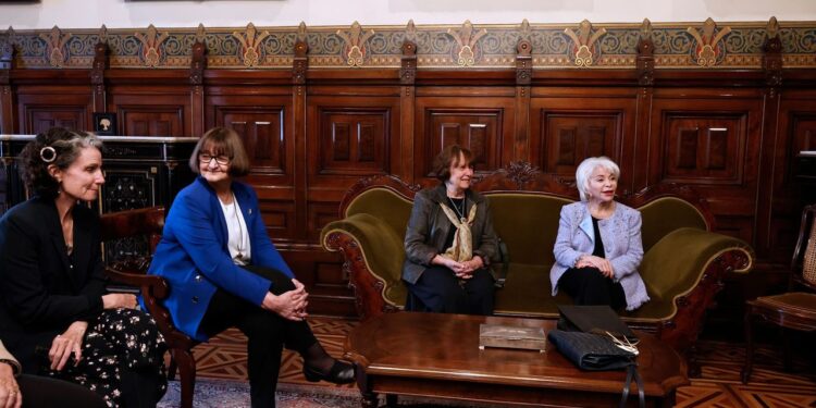 Universidad de Chile otorga la Medalla Rectoral a Isabel Allende.