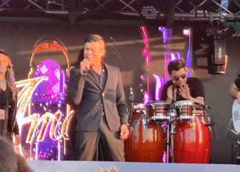 Américo cierra con broche de oro las Fiestas Patrias en Colina.