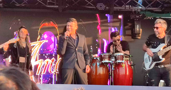 Américo cierra con broche de oro las Fiestas Patrias en Colina.