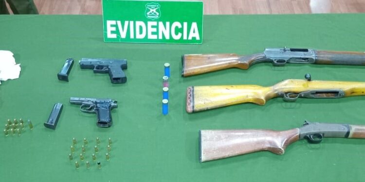 Investigación de la SIP de San Fernando lleva a la detención de dos individuos y a la incautación de armas de fuego y drogas.