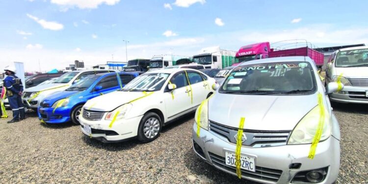 Cada año, 120 mil automóviles sin documentación entran a Bolivia para su venta.