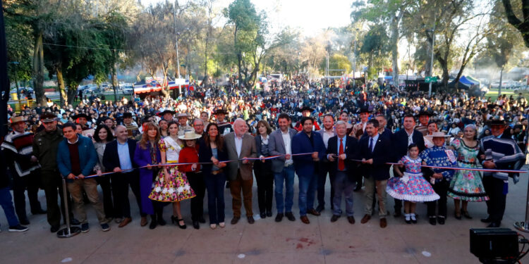Estudiantes de Curicó destacan en la inauguración de la Fiesta de la Chilenidad 2025.