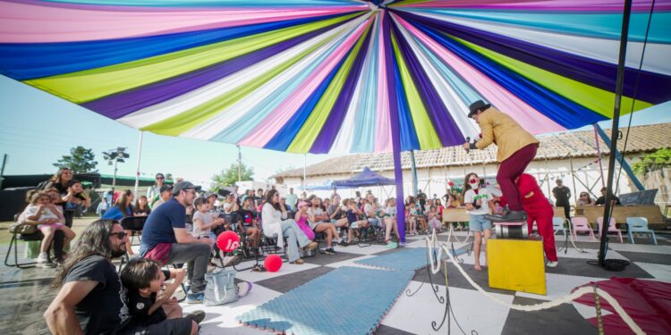 Talca conmemora el Día Nacional del Circo Chileno con actividades gratuitas en la Plaza de Armas.