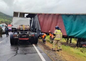 Accidente de camiones causa movilización de equipos de emergencia en Lampa.