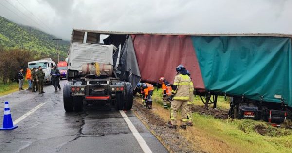 Accidente de camiones causa movilización de equipos de emergencia en Lampa.