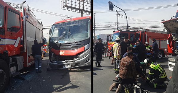 Microbús de Colina y carro de bomberos chocan en Independencia, dejando a varios heridos.