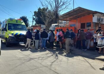 Estudiantes enfrentan complicaciones de salud durante un desfile en el sur de Los Ángeles.