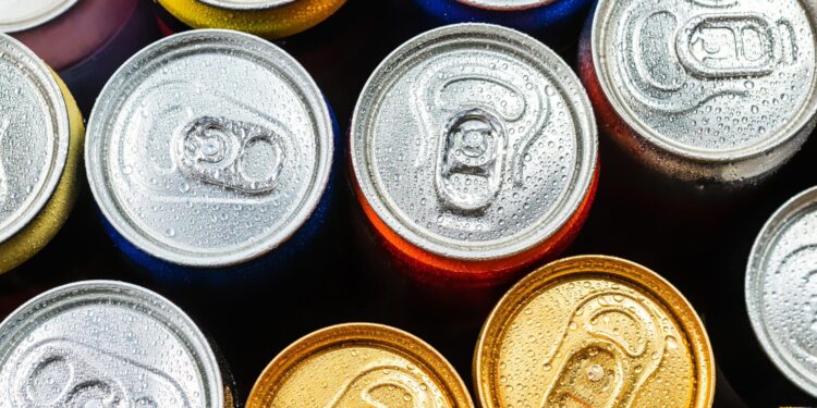 Inglaterra prohibirá la venta de bebidas energéticas a menores de 16 años: ¿Cuál es el riesgo del consumo en Chile?