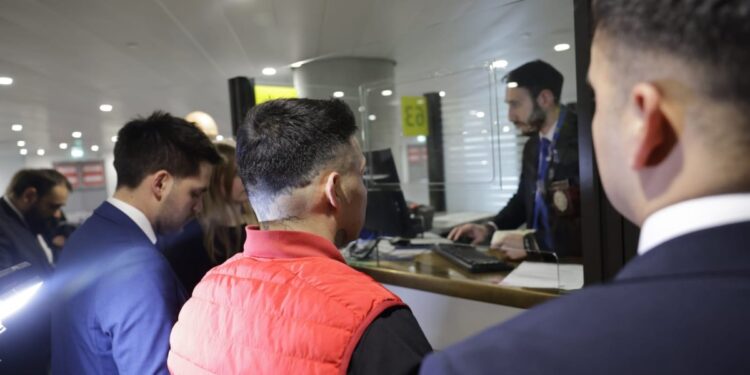 Llegan 31 chilenos deportados de EE.UU.: en total son 155 desde el inicio de la era Trump.