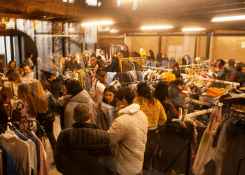 La Feria Drop vuelve a Talca con ropa de segunda mano y DJs en vivo.