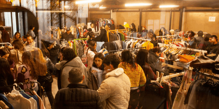 La Feria Drop vuelve a Talca con ropa de segunda mano y DJs en vivo.