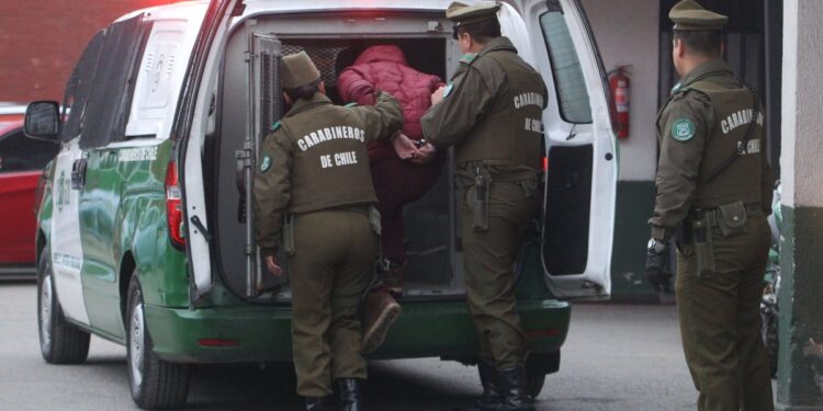 Detienen a dos adolescentes de 14 años y a uno de 16 por un violento portonazo a una mujer en Lo Prado.