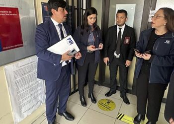 Operativo por corrupción en la Seremi de Bienes Nacionales de Arica termina con 10 detenidos.