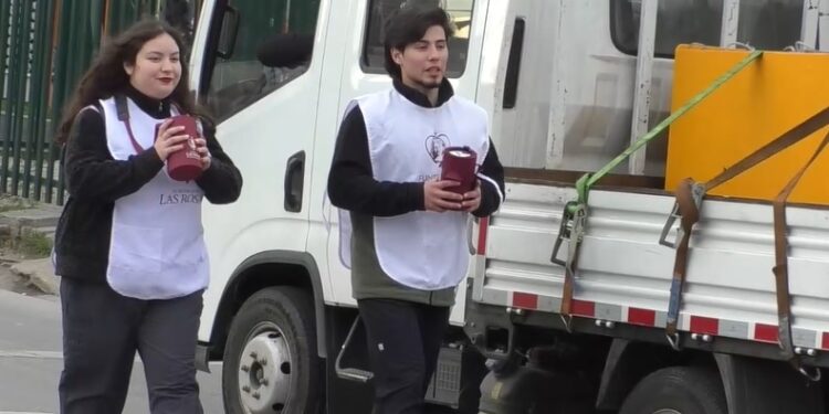 Jóvenes convocan a unirse a la colecta para personas mayores.