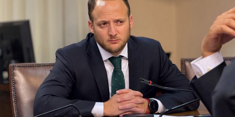 Diputado Jorge Guzmán denuncia discriminación política en el recorte presupuestario y alerta sobre su impacto en las regiones.