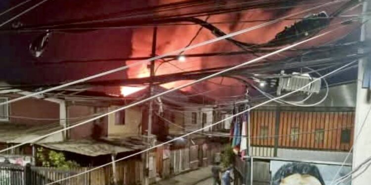 Un vecino de Maipú falleció en un incendio que consumió seis viviendas: padecía movilidad reducida por una reciente operación.