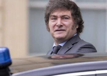 Javier Milei fue nuevamente objeto de piedras en un tenso acto de campaña en Buenos Aires.