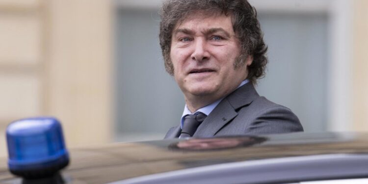 Javier Milei fue nuevamente objeto de piedras en un tenso acto de campaña en Buenos Aires.