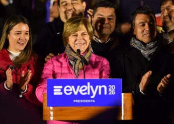 Encuesta Cadem: Jara encabeza la primera vuelta, Kast disminuye y Matthei avanza dos puntos.