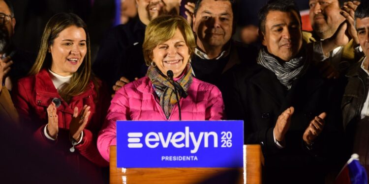 Encuesta Cadem: Jara encabeza la primera vuelta, Kast disminuye y Matthei avanza dos puntos.