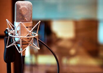 Día del Trabajador/a Radial: Homenaje a quienes sostienen la radio en funcionamiento.