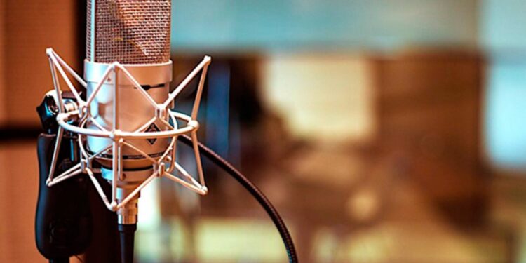 Día del Trabajador/a Radial: Homenaje a quienes sostienen la radio en funcionamiento.