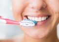 El error más frecuente en higiene dental: Cepillar los dientes inmediatamente después de comer.
