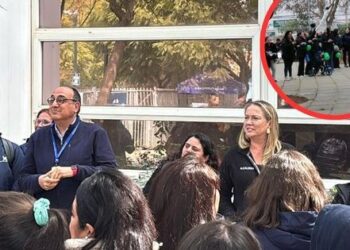 “Vamos a llegar a un acuerdo”: la alcaldesa Valenzuela conversa con las trabajadoras de jardines infantiles en paro.