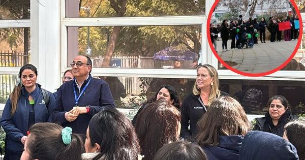 “Vamos a llegar a un acuerdo”: la alcaldesa Valenzuela conversa con las trabajadoras de jardines infantiles en paro.