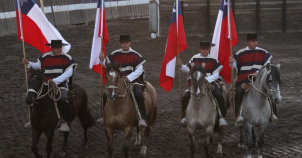 Las Palmas de Peñaflor hacen reventar la Medialuna de Peldehue y dan el vamos a las Fiestas Patrias en Colina.