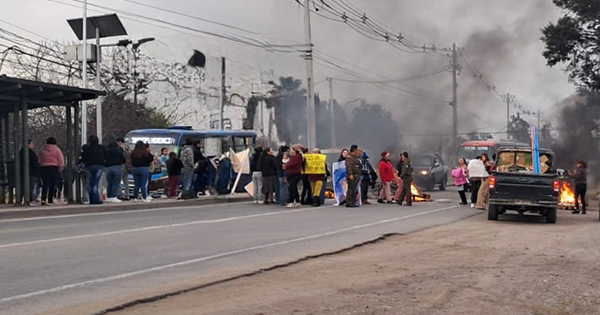 ¡Basta de atropellos!: Vecinos en Colina se toman la caletera de la autopista Los Libertadores en protesta