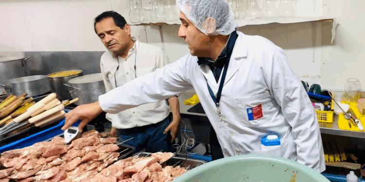 Autoridades realizan fiscalización en la fonda de la Medialuna de Rancagua antes de Fiestas Patrias.