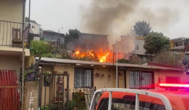 Fallece un hombre de 61 años en trágico incendio en la zona alta de Viña del Mar.