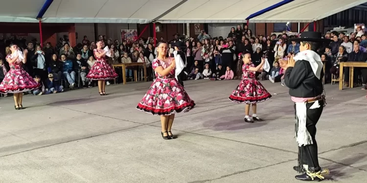 La Feria Costumbrista de Hualañé se destacó por su música, danza y tradiciones locales.