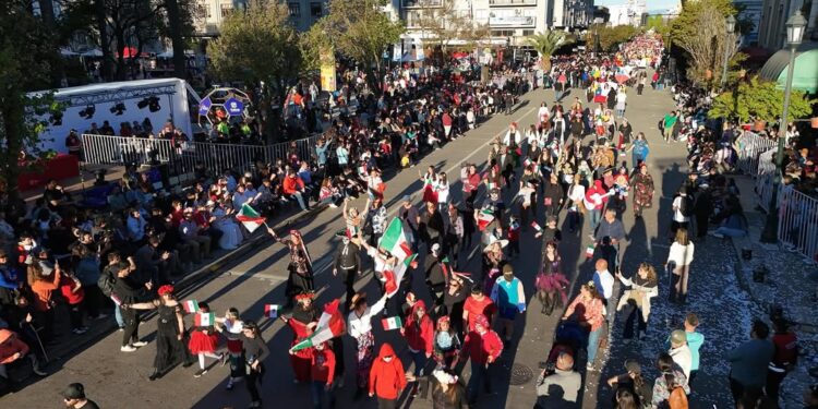 Carros alegóricos y comparsas desbordaron de alegría las calles de Talca durante la Fiesta de la Primavera.