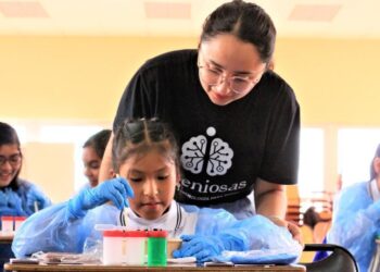 Egresada de la U. de Chile va por los premios de la revista Nature.