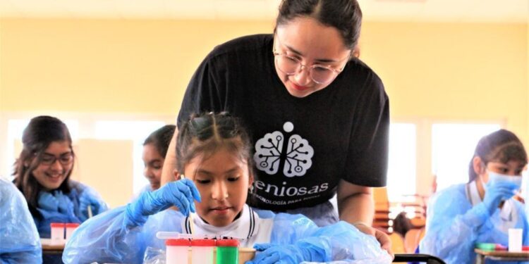 Egresada de la U. de Chile va por los premios de la revista Nature.