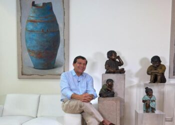 Doctor y escultor Héctor Valdés lanza la Fundación «Amarte» en Chile.